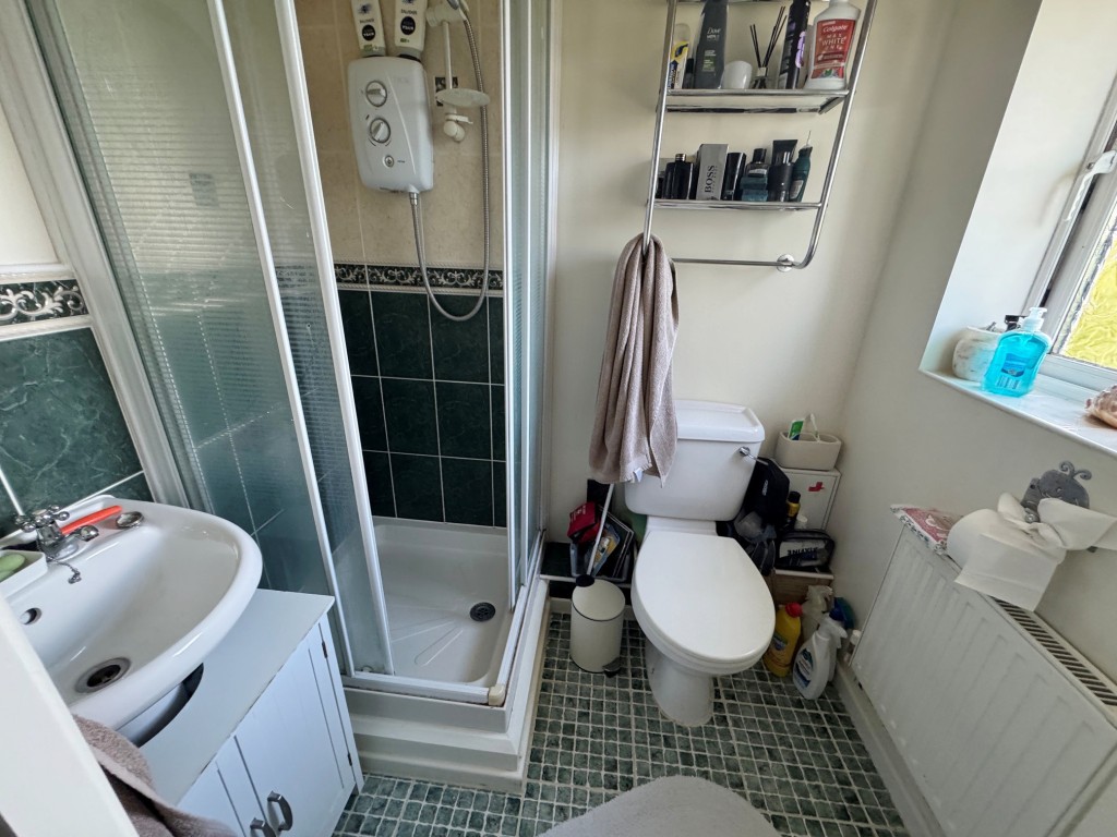Lot: 164 - MODERN DETACHED THREE-BEDROOM HOUSE - A FREEHOLD RESIDENTIAL INVESTMENT - Ensuite to bedroom 1